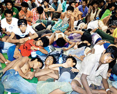 Rohingya boat migrants without food and water, beg for rescue