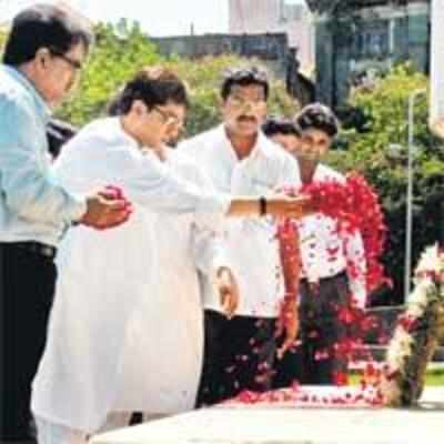 Raj attacks Sena for '˜disrespect' to martyrs