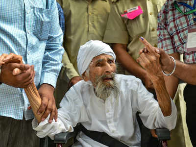111-year-old Bachan Singh casts his vote in Delhi, has not missed voting since 1951