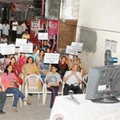 Vile Parle residents ward off hawkers with cricket