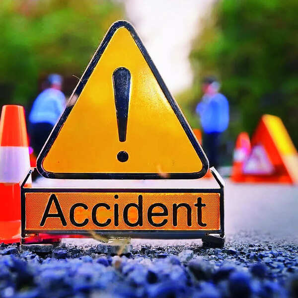 Auto overturns on new Bhangel Elevated Road, man dies