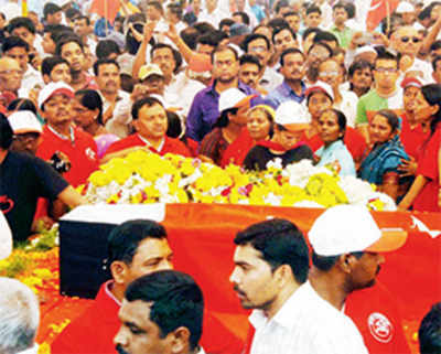 Pansare laid to rest in Kolhapur, CM booed by CPI men in Nashik