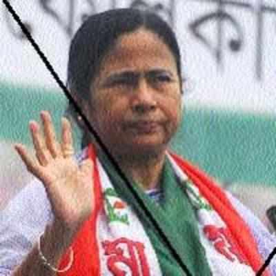 Upset over Land Acquisition Bill, Mamata skips Pranab's lunch