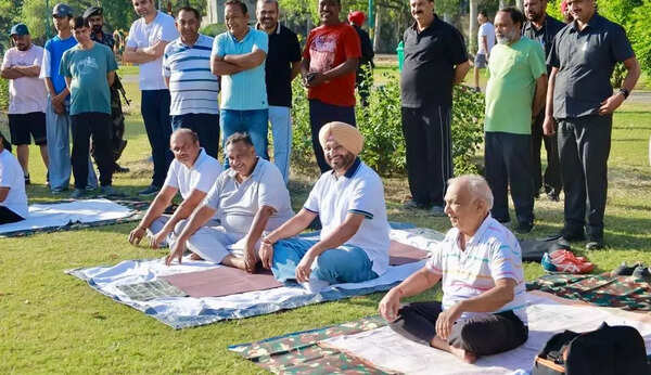 BJP candidate Ravneet Bittu joins citizens in Morning at Rose Garden