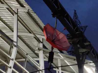 Mumbai: Here's how an umbrella disrupted Harbour line train services