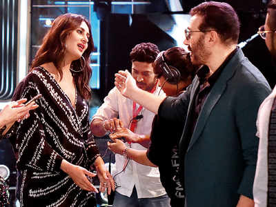 Kareena Kapoor Khan, Sunny Deol spotted on the sets of a reality show