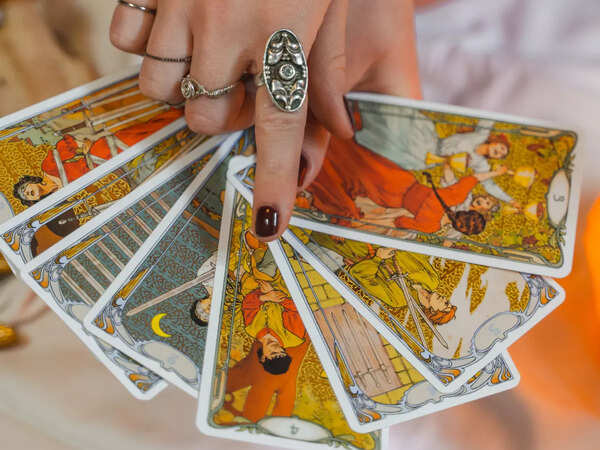 Tarot Cards Predictions Today, January 14, 2026: A surprise message arrives, these zodiac signs may hear from someone unexpected