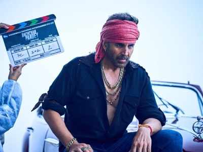 Akshay Kumar begins filming Bachchan Pandey, shares his look from the film
