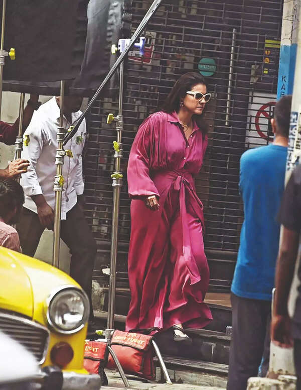 Kajol, Indraneil shoot for a fam scene at Park Street tea room