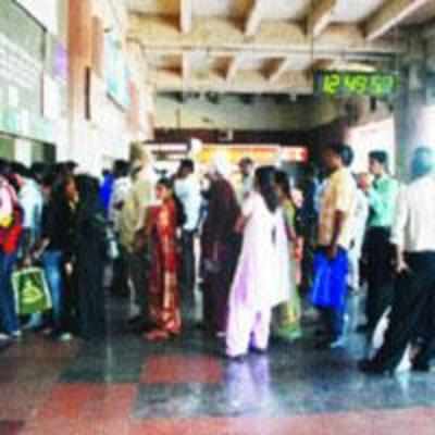 Hapless commuters deal with scarce staff at Vashi station ticket windows