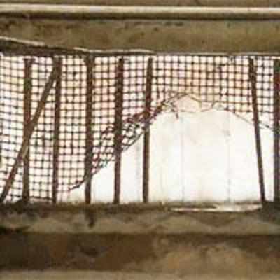 Broken jail window prevents detention of undertrials