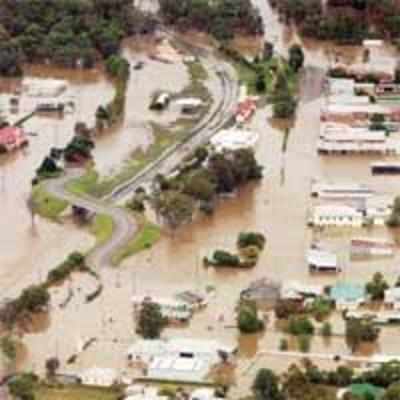 Hundreds airlifted as floods swamp Australia