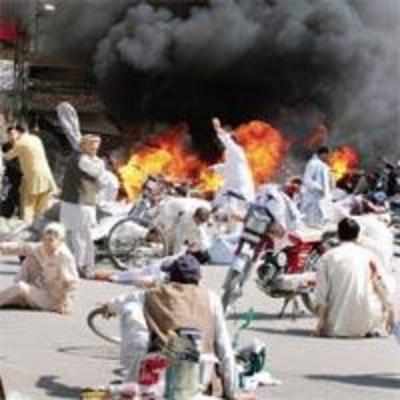 Suicide bomber kills 44 in Pak