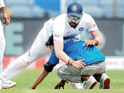 Double ton for Virat Kohli, but Rohit Sharma gets worshipped