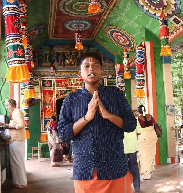 Folk singers hailing Azhagar a fading tradition