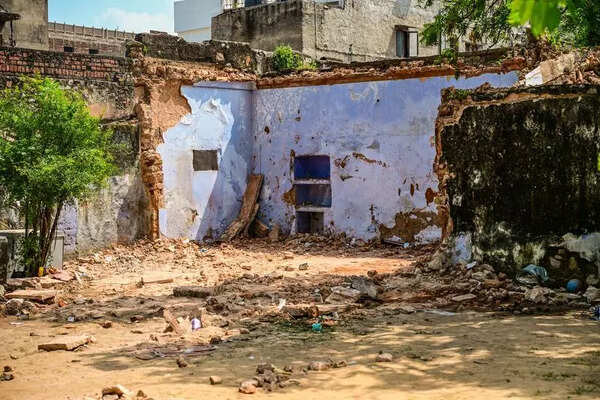 200-year-old house collapses inWalled City, killing old caretaker