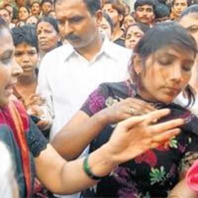Shiv Sainiks beat up bar girls' leaders in Thane