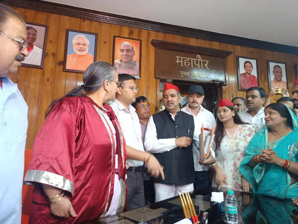 After HC rap, mayor administers oath to SP corporator