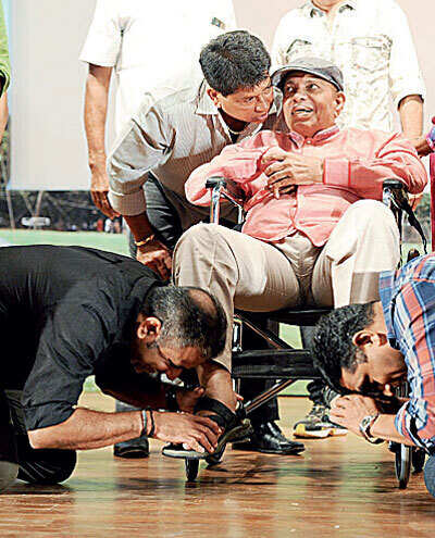 Cricketers Ajit Agarkar and Sameer Dighe pay homage to Ramakant Achrekar