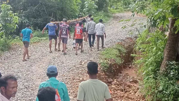 Body carried for 4km on foot due to lack of road in Karwar