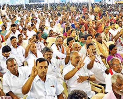 Jaya welcomes new cadres, tells them to work for victory