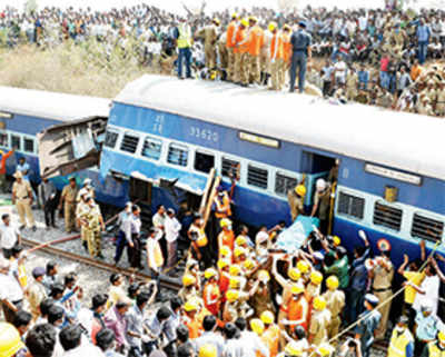 10 dead, over 100 injured as train derails near Bangalore