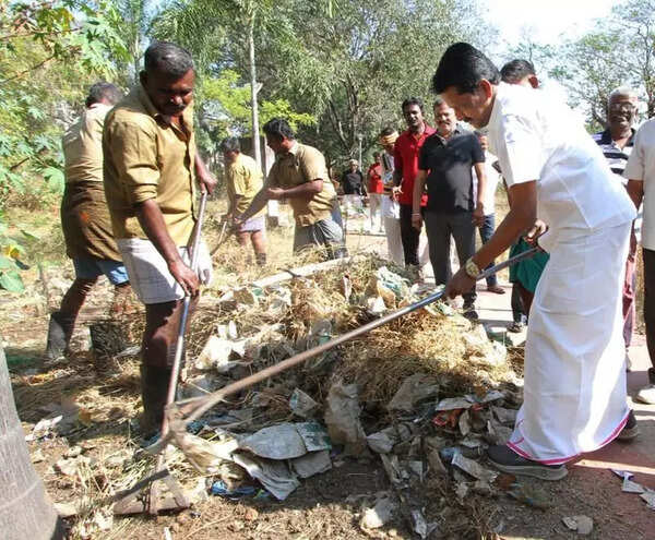 Deputy mayor leads clean-up at Madurai Eco Park