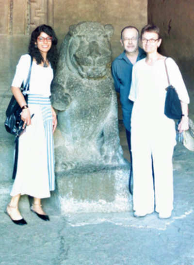 Woman on Elephanta trip with Brit friends heckled by tour guides