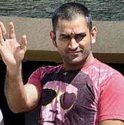 Dhoni signs Rs 200 cr deal