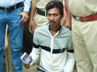 Mobile thief nabbed at Koparkhairane stn