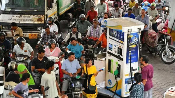 Social media rumours of petrol price hike trigger panic buying in Vijayawada; several pumps run dry, put up ‘no stock’ boards