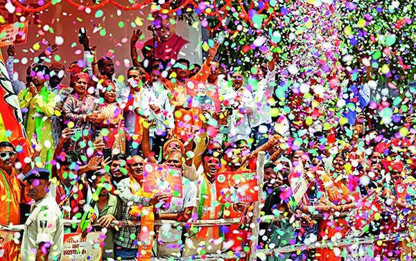 Flower petals, chants and banners mark PM’s mega Patna roadshow