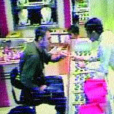 Foreigner cheats two city jewellers, decamps with diamond rings worth Rs 1.70L