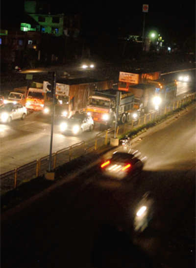 Darkness on elevated expressway is a fast-track to death