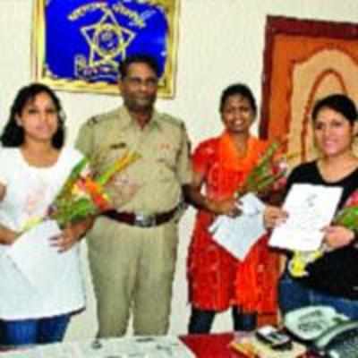 Women who chased and nabbed chain snatchers honoured by Vashi police
