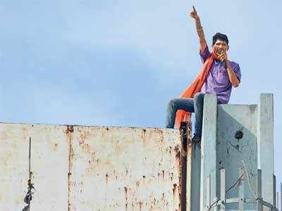 Mumbai: Sena worker Shyam Gaikwad climbs flyover gantry; threatens suicide if MNS, Shiv Sena don't re-unite