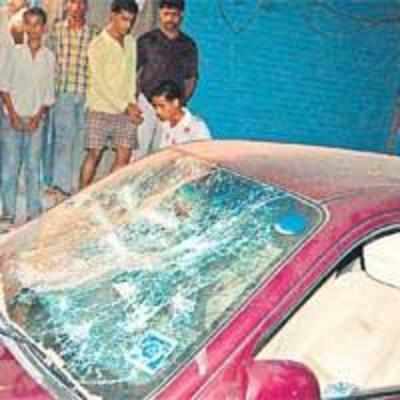 100-strong mob smashes vehicles and loots shops