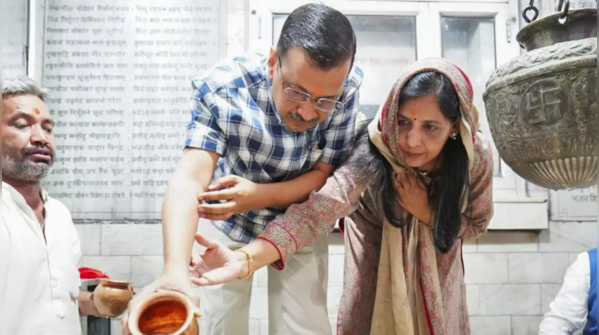 ​Delhi CM Kejriwal, wife Sunita offer prayers at Delhi's Hanuman temple