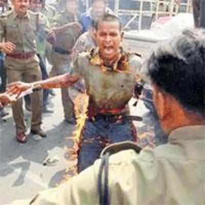 Student sets himself ablaze as cops foil Telangana march