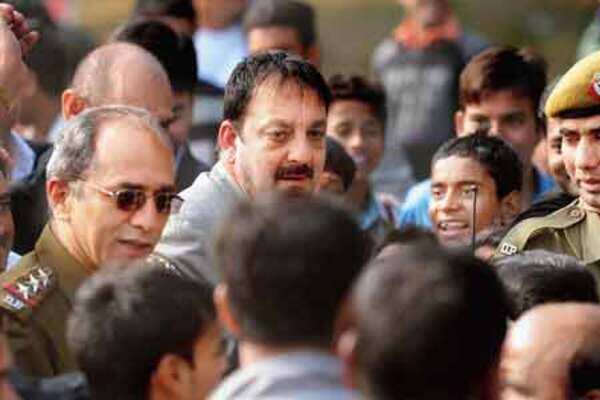 Sanjay Dutt mobbed by fans in Delhi