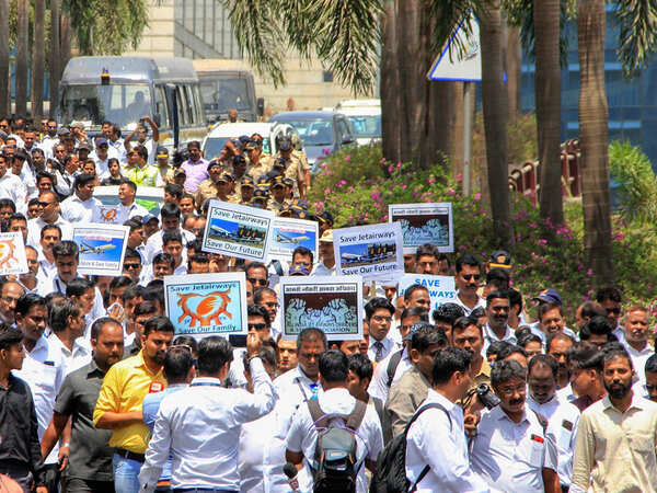 1,000 Jet employees stage protest to demand salaries in Mumbai