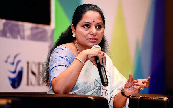 Kavitha stages protest over paddy procurement