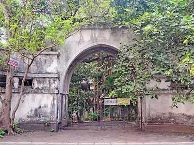 Revellers take festival to Jinnah House in Mumbai