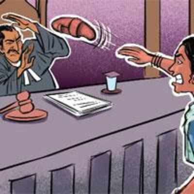 Court stenographer throws chappal at judge