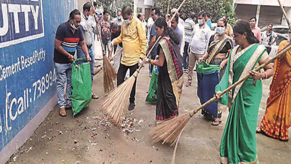 Civic workers on leave, Indoreans show up with brooms for Swachh sweep