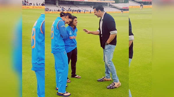 Akshay Kumar shares a laugh with Team India players post WWC final