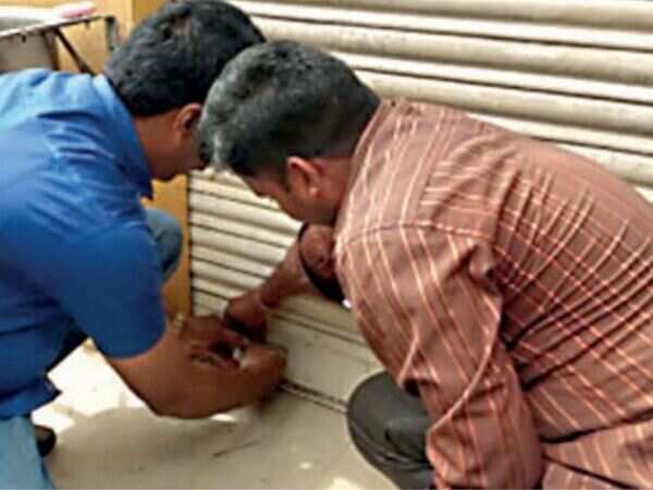 BBMP chief spots garbage on road, shuts down eatery