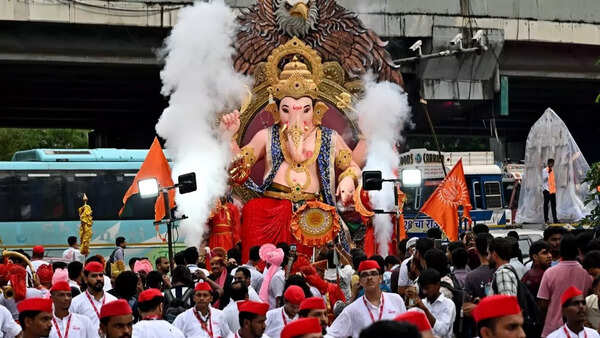 Weekend before Ganeshotsav sees activity in mandaps besides state largesse