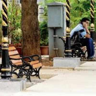 BMC losing Rs 600 crore on street furniture deals