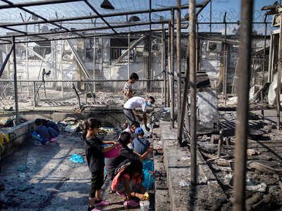 Blaze destroys overcrowded migrant camp in Greece